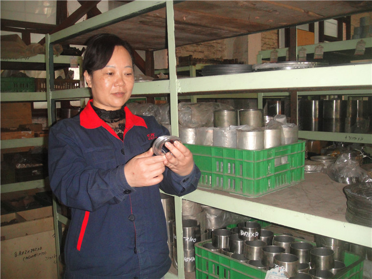 吕艳在检查零件