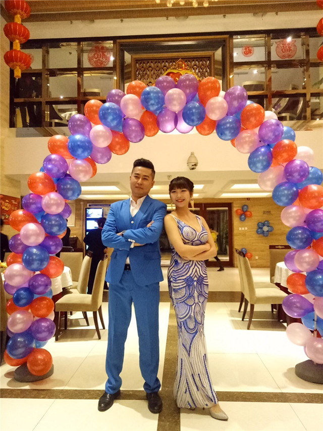 严娜主持团拜会运动