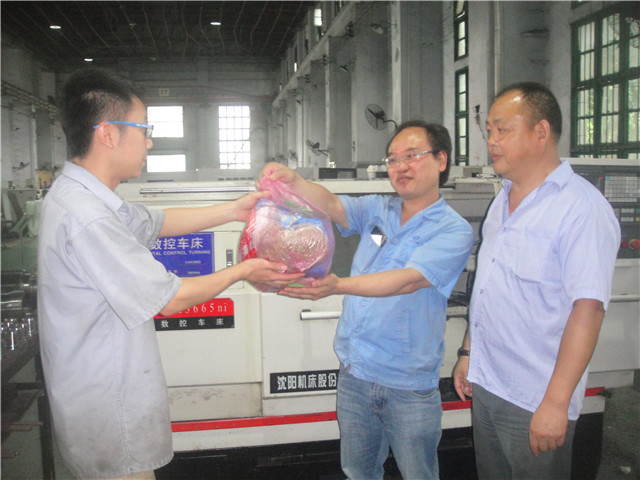 2金加工车间主任慰问员工.JPG